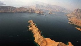 «أكسيوس»: واشنطن وطهران تبحثان وقف إطلاق النار مقابل فتح مضيق هرمز