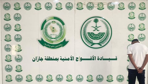 دوريات الأفواج الأمنية بجازان تقبض على مواطن لنقله 6 مخالفين لنظام أمن الحدود