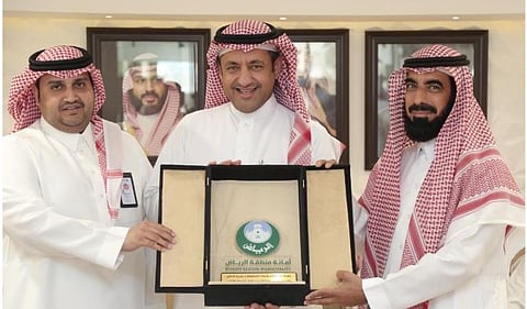 رئيس قطاع بلديات منطقة الرياض المهندس خالد الزيد يكرم رئيس بلدية الدلم وذلك لتميز البلدية بمبادرات وفعاليات الربع الأول لعام 2026