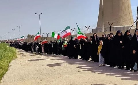 بعد تهديدات «ترامب».. إيرانيون يشكلون «سلاسل بشرية» حول محطات الطاقة