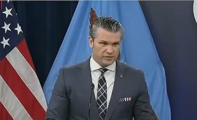 وزير الحرب الأمريكي: إيران توسلت لوقف النار