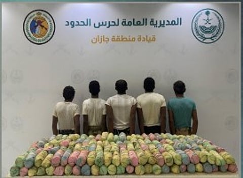 حرس الحدود بجازان يقبض على 5 يمنيين لتهريبهم 103 كيلوجرامات من القات المخدر