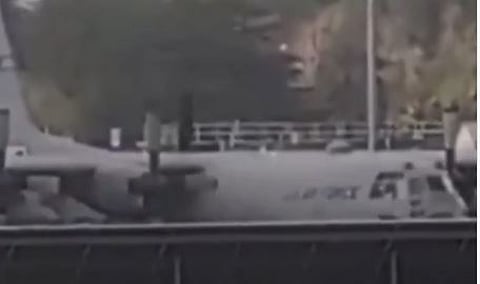 طائرة عسكرية أمريكية تتعرض لهجوم بـ«فأس» داخل مطار شانون في إيرلندا