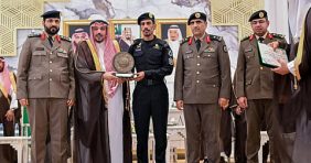 أمير القصيم يكرّم رجل أمن تقديرًا لجهوده في إنقاذ حياة آخرين من حريق بعنيزة