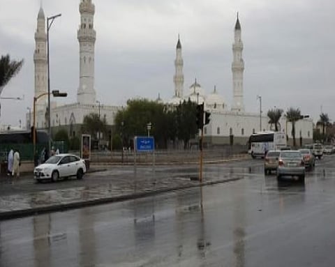 مركز «الأرصاد» ينبه من أمطار متوسطة ورياح شديدة على المدينة المنورة