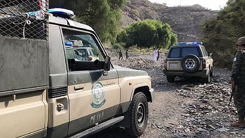 دوريات الأفواج الأمنية بمنطقة جازان تقبض على مواطن لنقله مخالفَيْن لنظام أمن الحدود