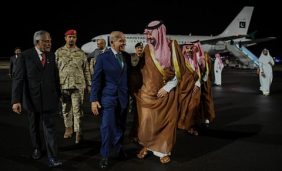 رئيس وزراء باكستان يصل إلى المدينة المنورة