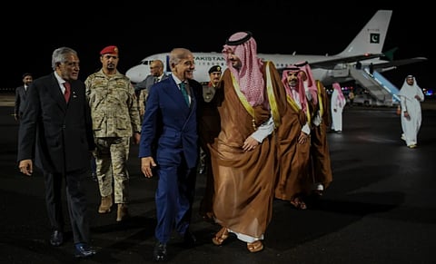 رئيس وزراء باكستان يصل إلى المدينة المنورة