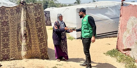 مركز الملك سلمان للإغاثة يوزع 24,750 وجبة غذائية ساخنة في قطاع غزة