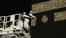 «شؤون الحرمين» تُنهي أعمال رفع الجزء السفلي من كسوة الكعبة