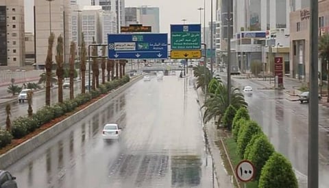 إجراءات وقائية ضرورية عند هطول أمطار غزيرة في عسير حالياً