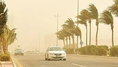 تنبيهات جوية: الرياح الهابطة تثير الغبار على الطرق السريعة