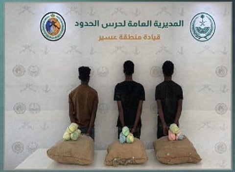 حرس الحدود بعسير يقبض على 3 إثيوبيين لتهريبهم 60 كيلوجراما من القات المخدر