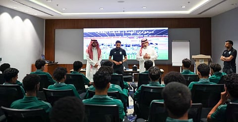 «المسحل» يلتقي لاعبي المنتخب تحت 17 عامًا قبل انطلاق كأس آسيا