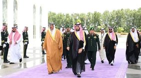 ولي العهد يستقبل ولي العهد الكويتي أثناء وصوله إلى جدة لحضور القمة الخليجية