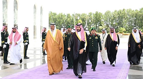 ولي العهد يستقبل ولي العهد الكويتي أثناء وصوله إلى جدة لحضور القمة الخليجية