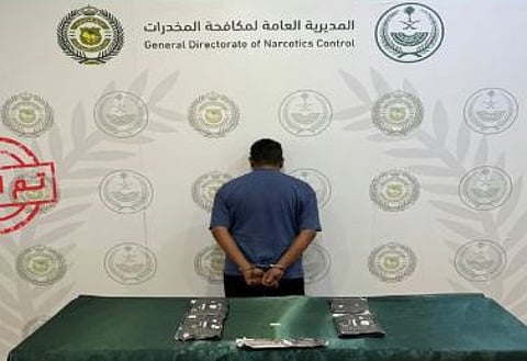 القبض على مواطن في عسير لترويجه 5.5 كغم من الحشيش والإمفيتامين
