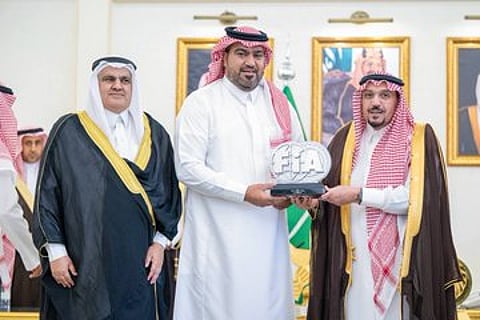 أمير القصيم يكرم بطل الراليات ماجد الثنيان لتحقيقه بطولة العالم للرياضات الصحراوية