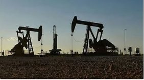 استقرار أسعار النفط العالمية: توازن هش بين العرض والطلب
