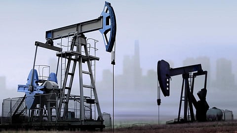 تراجع أسعار النفط 4% مع استقرار الإمدادات