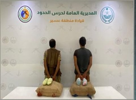 حرس الحدود بعسير يقبض على يمنيين لتهريبهما 40 كيلوجرامًا من القات المخدر