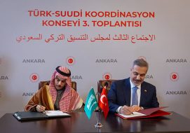 وزير الخارجية ونظيره التركي يوقعان اتفاقية الإعفاء المتبادل للجوازات الدبلوماسية والخاصة