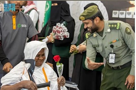 مغادرة أولى رحلات مستفيدي مبادرة طريق مكة من مدينة أبيدجان في كوت ديفوار