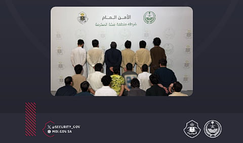 شرطة مكة المكرمة تقبض على 18 مقيمًا لتزويرهم إقامات وبطاقات نسك وأساور حج