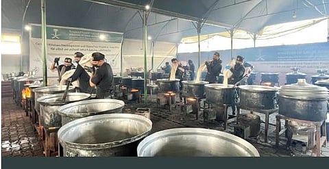 مقدمة من مركز الملك سلمان للإغاثة.. توزيع 25 ألف وجبة غذائية ساخنة في قطاع غزة