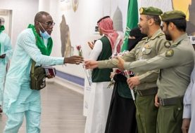 وصول أولى رحلات مستفيدي مبادرة «طريق مكة» من السنغال إلى المدينة المنورة
