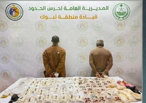 حرس الحدود بتبوك يقبض على مواطنين لتهريبهما أكثر من 126 ألف قرص من الإمفيتامين المخدر