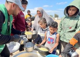 مركز الملك سلمان للإغاثة يواصل توزيع الوجبات الغذائية الساخنة في قطاع غزة