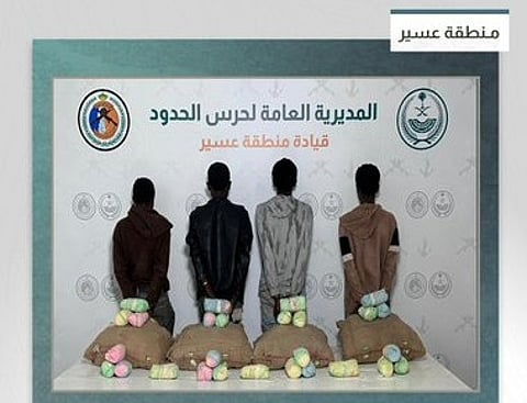 حرس الحدود في عسير يقبض على 4 مخالفين لتهريبهم 80 كيلوجرامًا من القات المخدر