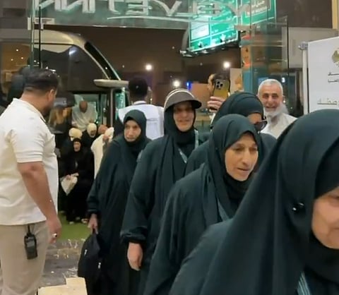 استقبال حافل بالدموع والورود خلال وصول حجاج سوريا إلى مكة