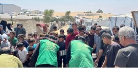 مركز الملك سلمان للإغاثة يوزع 24 ألف وجبة غذائية ساخنة في قطاع غزة