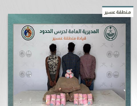 القبض على 3 مخالفين من الجنسية الإثيوبية لتهريبهم 60 كيلوجرامًا من القات في عسير