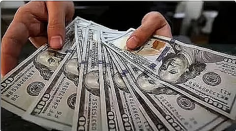 الدولار يقترب من أعلى مستوى في أسبوع