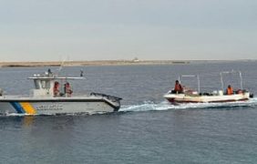 حرس الحدود بتبوك ينقذ مقيمين بنغاليين تعطلت واسطتهما البحرية في عرض البحر