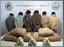 حرس الحدود بعسير يقبض على 6 إثيوبيين لتهريبهم 90 كيلوجرامًا من القات المخدر