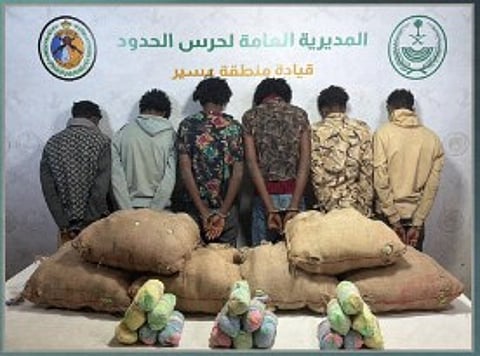 حرس الحدود بعسير يقبض على 6 إثيوبيين لتهريبهم 90 كيلوجرامًا من القات المخدر