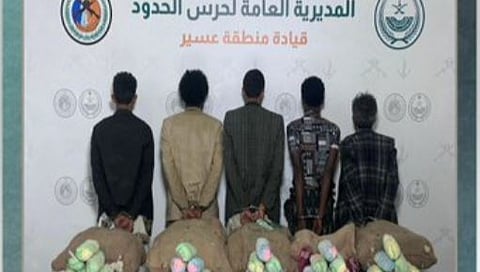 القبض على 5 مخالفين من الجنسيتين اليمنية والإثيوبية لتهريبهم القات بعسير
