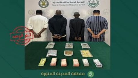 القبض على مقيمين من 4 جنسيات مختلفة لترويجهم الحشيش وأقراص مخدرة بالمدينة المنورة وجدة