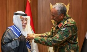 «البرهان» يمنح السفير السعودي في السودان وسام النيلين من الطبقة الأولى