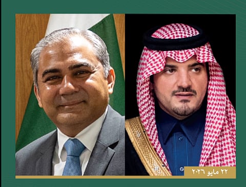 وزير الداخلية يبحث التعاون والتنسيق الأمني مع نظيره الباكستاني