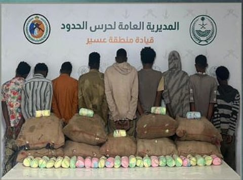 حرس الحدود بعسير يقبض على 9 إثيوبيين لتهريبهم 180 كيلو جراما من القات المخدر