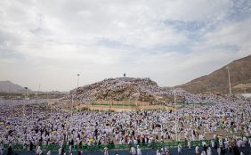 تدشين مشروع تلطيف الأجواء بمحيط جبل الرحمة بمشعر عرفات لمواجهة الإجهاد الحراري