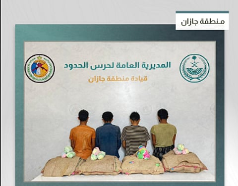القبض على 4 مخالفين من الجنسية اليمنية لتهريبهم 60 كيلوجرامًا من القات في جازان