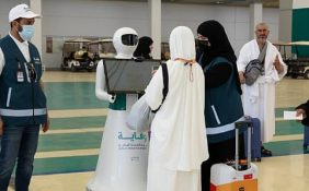«روبوت وقاية» يخاطب ضيوف الرحمن بــ97 لغة لدعم التوعية الصحية خلال موسم الحج