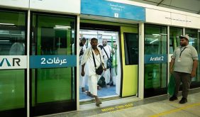 توافد ضيوف الرحمن إلى صعيد عرفات لأداء ركن الحج الأعظم
