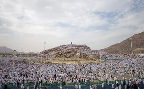 لَبَّيْكَ اللَّهُمَّ لَبَّيْكَ.. حجاج بيت الله الحرام يقفون في صعيد عرفات